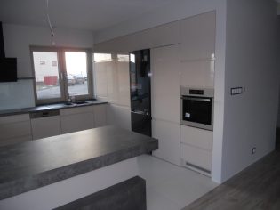Kuchnia beżowa lakier połysk z blatem ciemny beton-1