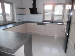 Kuchnia beżowa lakier połysk z blatem ciemny beton-2