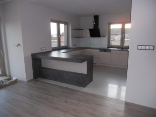Kuchnia beżowa lakier połysk z blatem ciemny beton-4