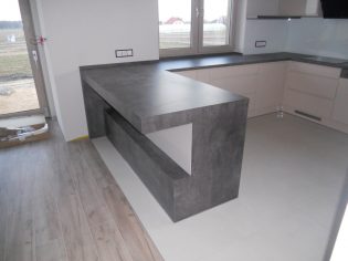 Kuchnia beżowa lakier połysk z blatem ciemny beton-5