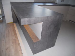 Kuchnia beżowa lakier połysk z blatem ciemny beton-6