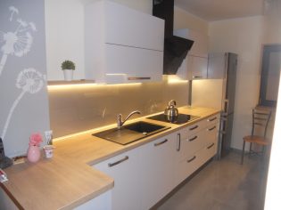 Kuchnia z akrylowymi frontami i efektem szkła-1