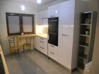 Kuchnia z akrylowymi frontami i efektem szkła-2