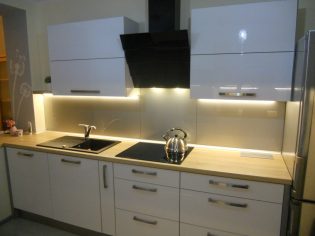 Kuchnia z akrylowymi frontami i efektem szkła-3