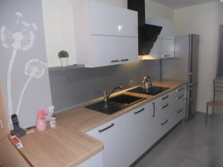 Kuchnia z akrylowymi frontami i efektem szkła-4