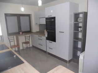 Kuchnia z akrylowymi frontami i efektem szkła-5