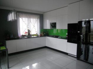 Kuchnia-czarne-agd-zielone-szklo-2